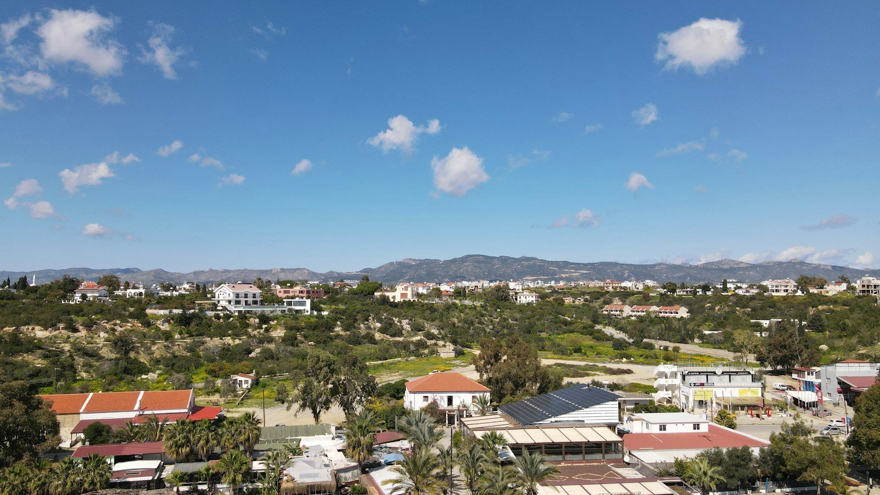 The east coast: settlements at the foot of the hills
